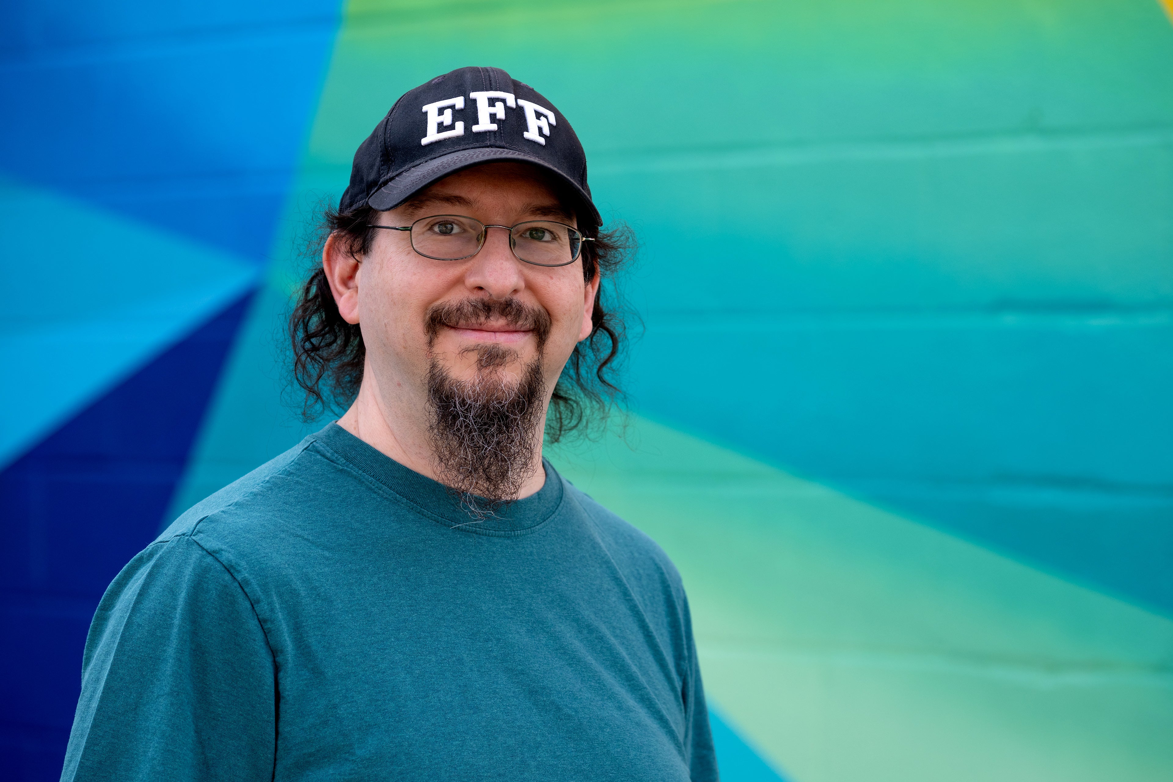Ian Goldberg in front of a colourful background